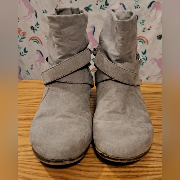 Juicy Couture Grey Vegan Suede Neutral Boho Casual Ankle Boot w/ Chains SZ 8M - Picture 2 of 10